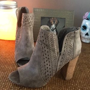 Carlos Santana beige sandals